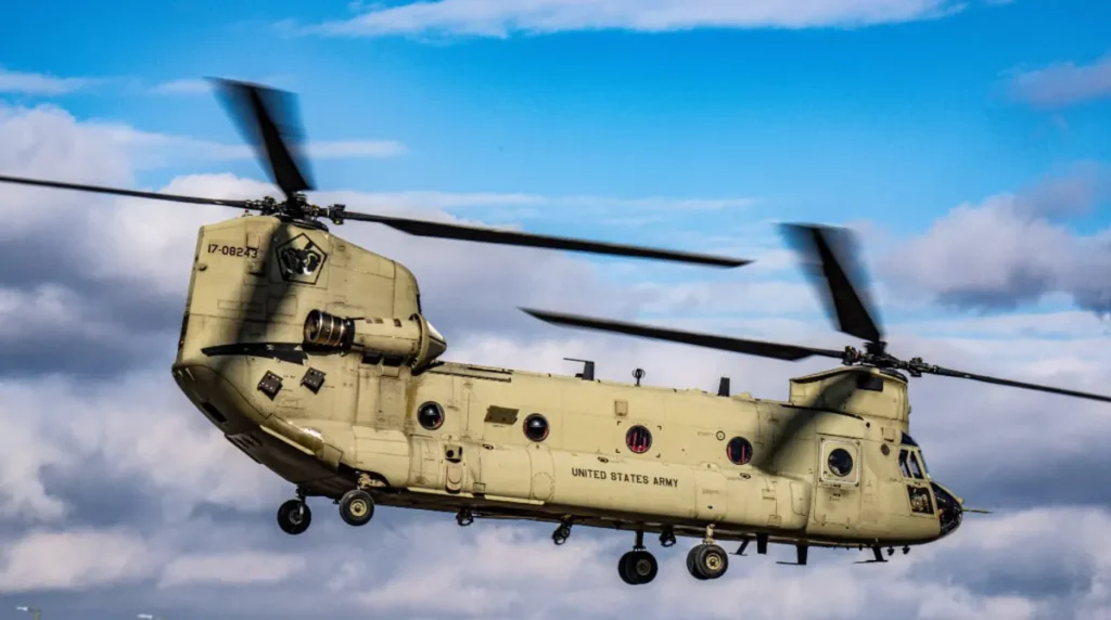 Boeing CH-47F Chinook appartenente alla United States Army in fase di decollo operativo. Foto: U.S. Army.