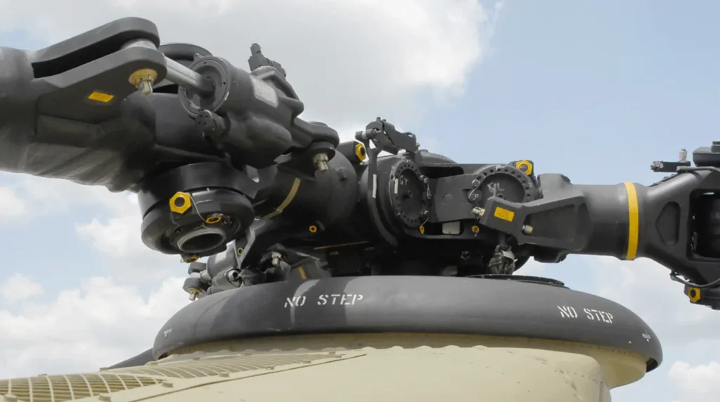 Primo piano della testa del rotore anteriore di un elicottero pesante Boeing CH-47F Chinook, caratterizzato da un sistema a rotori tandem. Foto: Alamy.
