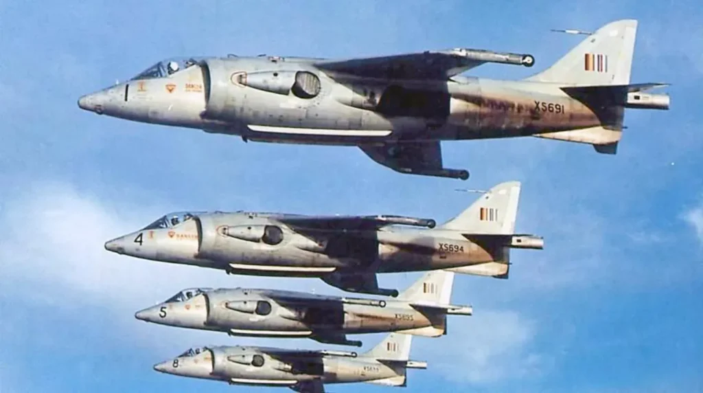 Velivoli della Tripartite Evaluation Squadron in formazione. (Foto: airwar.ru)