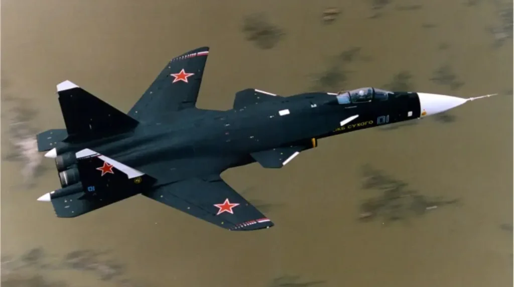 Il prototipo Sukhoi Su-47 "Berkut" (S-37) mostra il design unico delle sue ali a freccia invertita durante un volo di prova. Crediti: Sukhoi / Ufficio di progettazione Sukhoi.