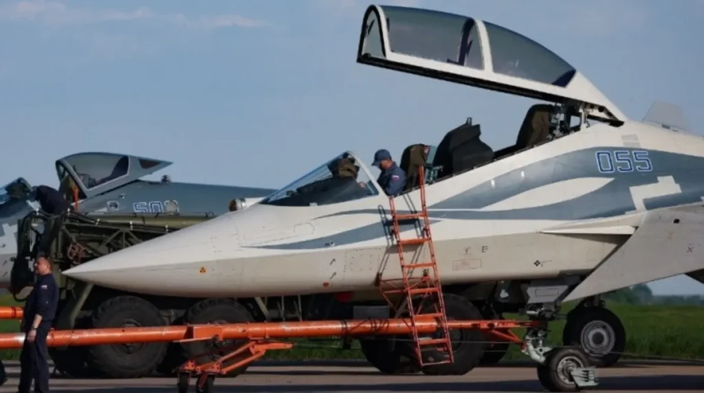 Il prototipo del caccia biposto Sukhoi T-50-6M / Su-57D (Bort Number 055 Blu) immortalato sulla linea di volo durante i test a terra prima del decollo, con il lungo cupolino della cabina a due posti sollevato. Sullo sfondo si intravede il prototipo monoposto Bort Number 501. Foto: Rostec / United Aircraft Corporation (UAC).