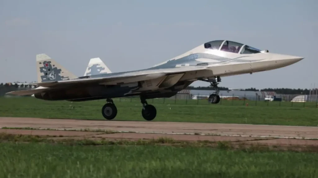 Il prototipo biposto Sukhoi T-50-6M / Su-57D (Bort Number 055 Blu) colto nel momento esatto del decollo o dell'atterraggioFoto: Rostec / United Aircraft Corporation (UAC).