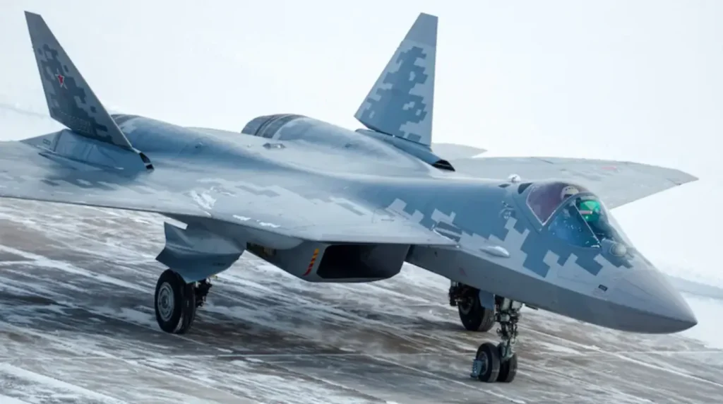 Sukhoi Su-57 Felon ripreso sulla pista innevata dello stabilimento di Komsomolsk-on-Amur. Sul lato destro del muso, subito a fianco dell'abitacolo, si nota chiaramente la carenatura dell'otturatore aerodinamico mobile (Barrel Cap) che sigilla la volata del cannone da 30 mm per preservare la geometria stealth.
Foto: United Aircraft Corporation (UAC) / Rostec.
