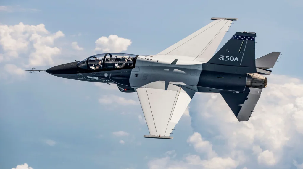 Il dimostratore tecnologico Lockheed Martin T-50A in volo. I vincoli legati alla catena di fornitura asiatica del velivolo hanno spinto il consorzio al ritiro dal programma UJTS. (Foto: Lockheed Martin)