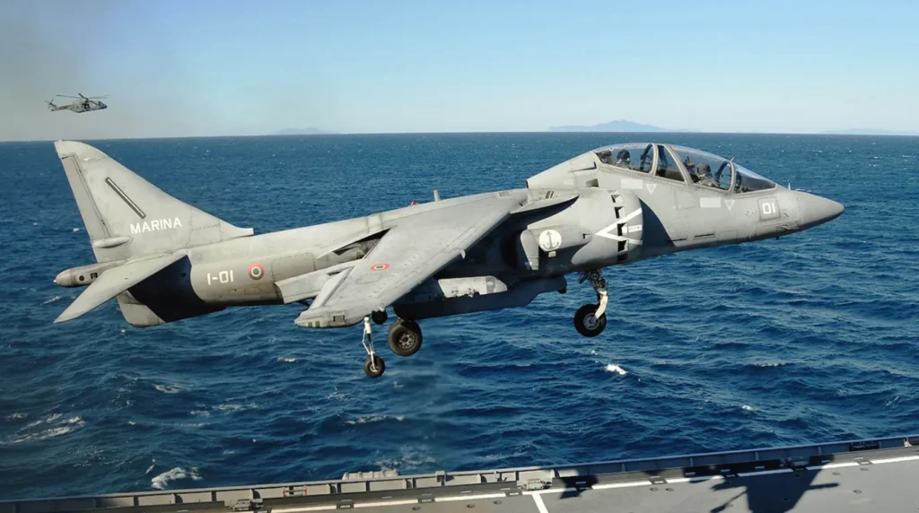 TAV-B Harrier II della Marina Militare - la versione biposto usata per l'addestramento. (Foto: Aldo Bidini)