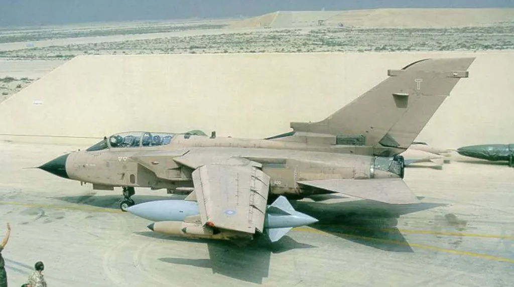 Tornado Gr.1A della RAF con serbatoi da 2250 litri. Foto: Royal Air Force.