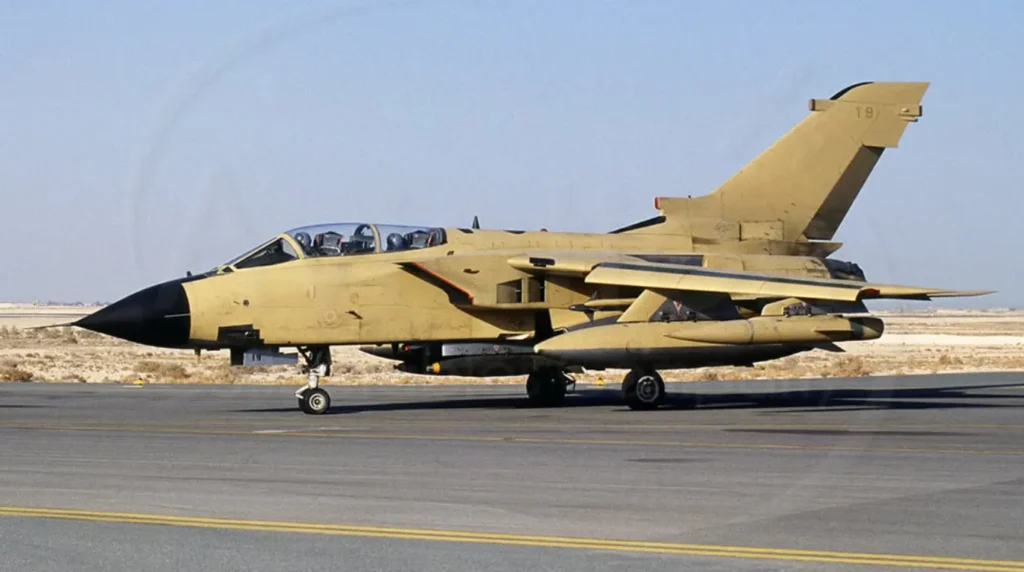 Panavia Tornado IDS dell'Aeronautica Militare Italiana (esemplare n. 19) in livrea desertica sulla pista di Al Dhafra durante la Guerra del Golfo (1990-1991). Foto: Archivio Storico Aeronautica Militare.