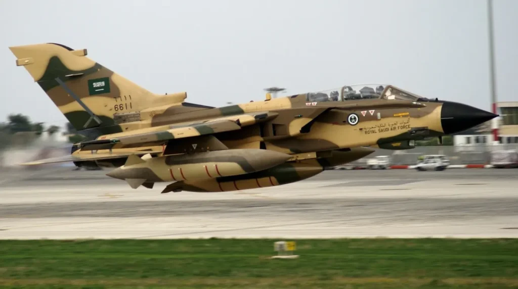 Un caccia bombardiere Panavia Tornado IDS della Royal Saudi Air Force (esemplare n. 6611) in fase di decollo. Foto: Archivio Royal Saudi Air Force / Web.