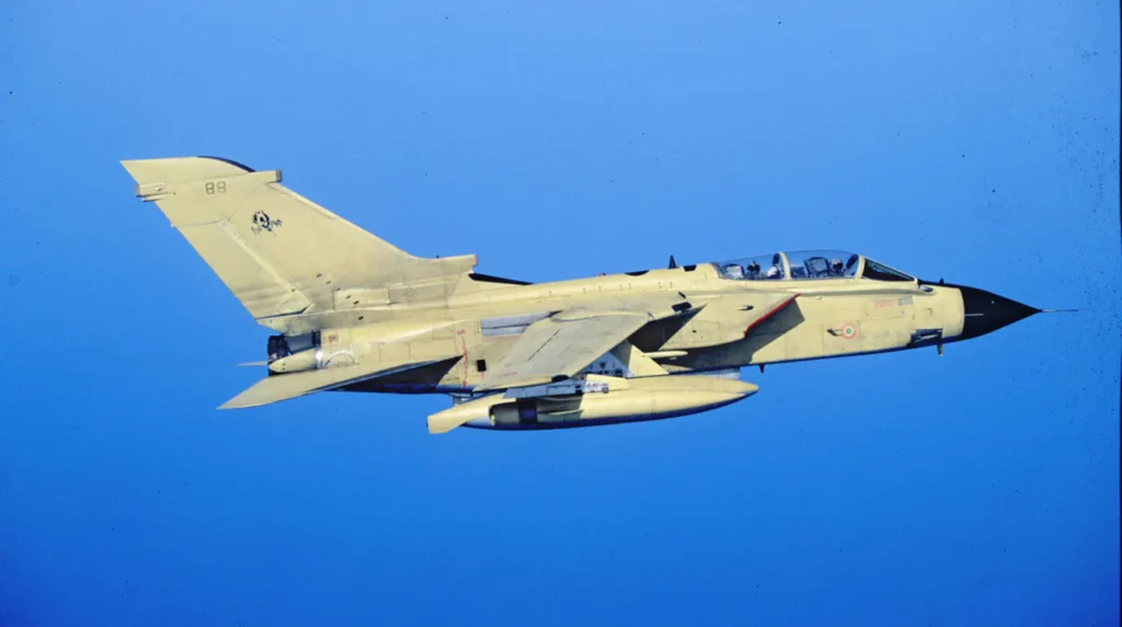 Panavia Tornado IDS (M.M. 7088) dell'Aeronautica Militare Italiana in volo operativo con la livrea desertica "giallo-sabbia" adottata per l'Operazione "Locusta" (Guerra del Golfo, 1990-1991). – Foto: Archivio Ufficio Storico Aeronautica Militare. 