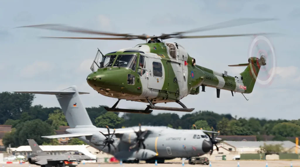 Westland Lynx AH7 (XZ216) in volo a bassa quota durante una manifestazione aerea. Foto: Alamy.
