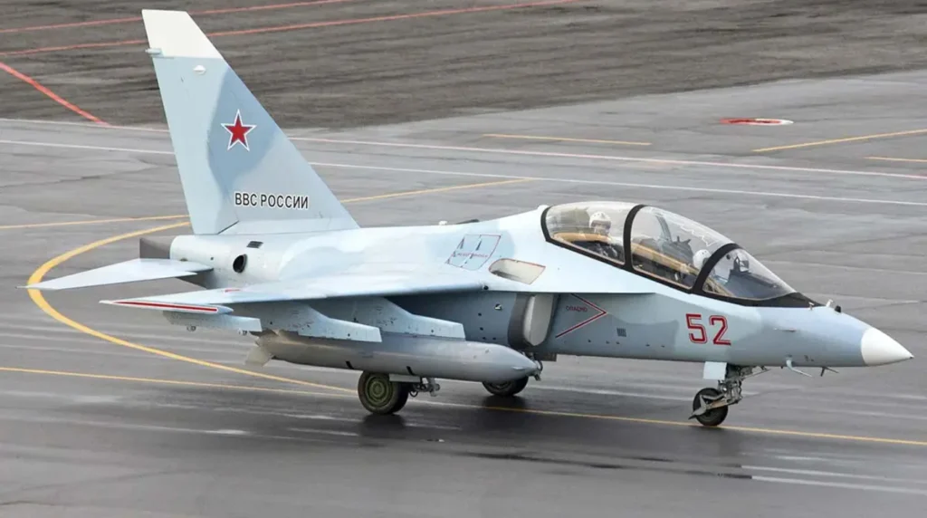 Uno Yakovlev Yak-130 dell'Aeronautica Militare Russa (VKS). Il velivolo condivide la stessa origine progettuale dell'M-346 di Leonardo. (Foto: UAC)