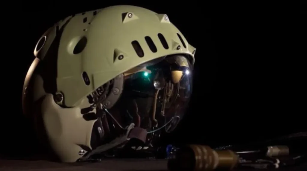 Il nuovo casco per i piloti del caccia Su-57 (ZSh-10) mostrato in un'intervista con Dmitry Korzinin (Sukhoi Design Bureau). Foto: © Primo Canale (1tv.ru) / via RuAviation.