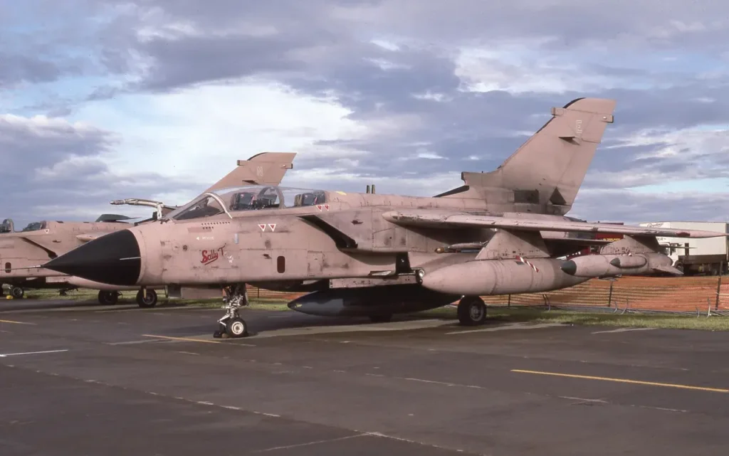 Un Tornado GR.1A da ricognizione e lotta anti SCUD. Si nota l'assenza dei cannoni per far spazio alle apparecchiature del "Tornado Reconoissance System". Foto: RAF