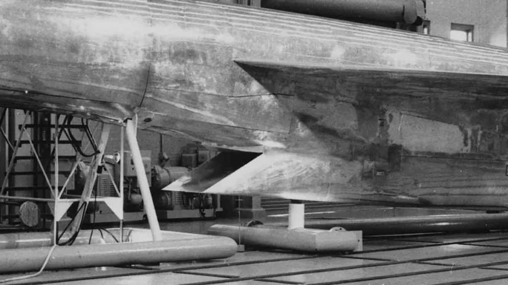 Fotografia d'epoca del mock-up in scala reale del caccia Republic XF-103, incentrata sul dettaglio dell'ampia presa d'aria ventrale supersonica a geometria variabile.