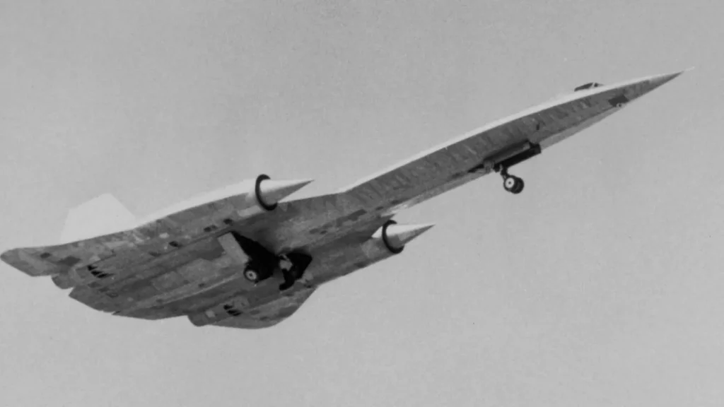 Il prototipo del ricognitore stratosferico supersonico Lockheed A-12 in titanio a nudo durante il decollo per un volo di prova della CIA.