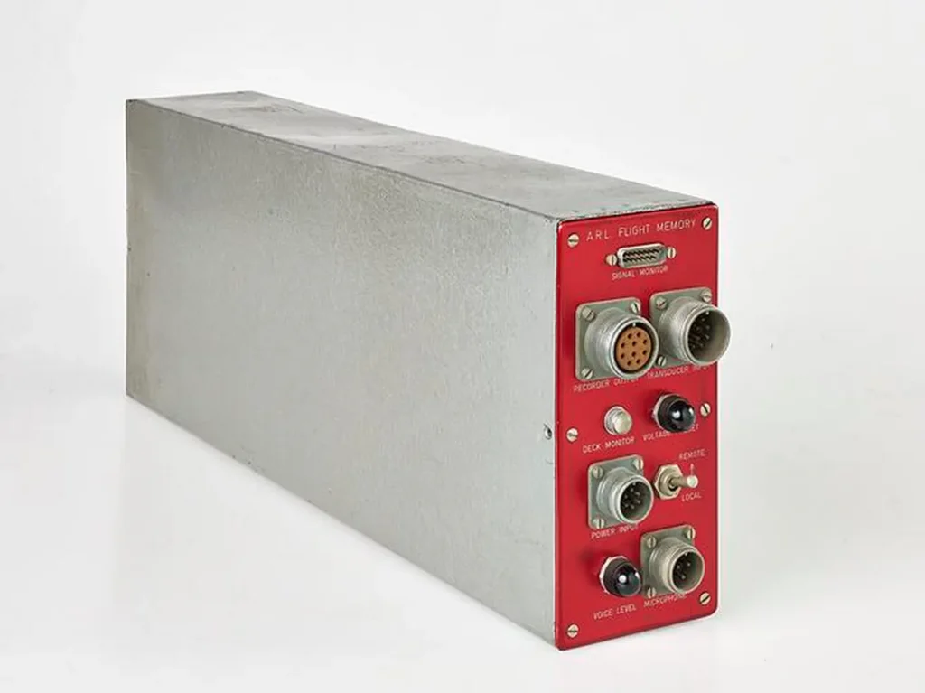 Vista prospettica del prototipo grigio e rosso ARL Flight Memory Unit di David Warren