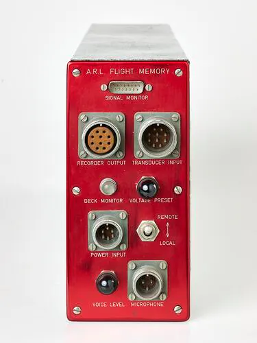 Primo piano del pannello frontale rosso con scritte incise del prototipo ARL Flight Memory