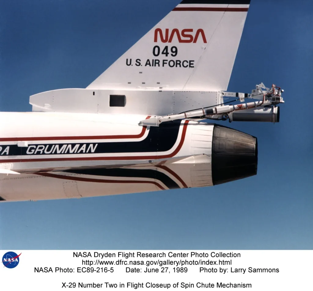 Poiché il secondo X-29 presso l'Ames-Dryden Flight Research Facility della NASA (in seguito Dryden Flight Research Center) volava con angoli di attacco più elevati rispetto al primo velivolo, necessitava di un sistema di paracadute di emergenza per motivi di sicurezza. Il sistema dispiegava un paracadute per il recupero del velivolo nel caso in cui fosse entrato inavvertitamente in una vite incontrollata.