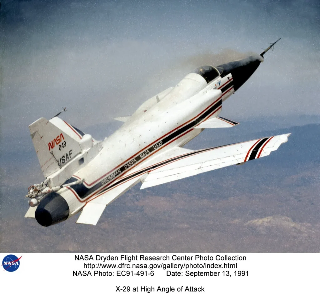 Questa foto mostra l'X-29 durante un volo di ricerca nel 1991. I generatori di fumo nella parte anteriore dell'aereo venivano utilizzati per aiutare i ricercatori a osservare il comportamento dell'aria che scorreva sopra il velivolo. Il fumo qui mostra un flusso vorticoso nella parte anteriore della fusoliera ad un elevato angolo d’attacco.