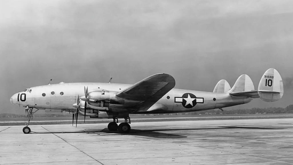 Foto laterale di un Lockheed C-69 Constellation.
