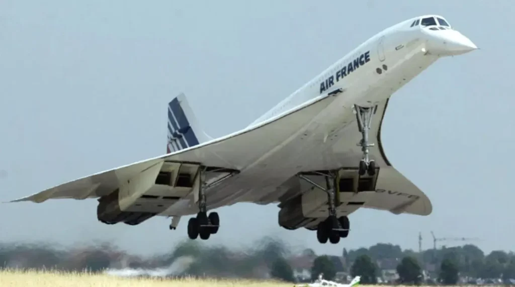 L'iconico Concorde di Air France, uno dei pochi aerei passeggeri supersonici della storia, ritratto durante le operazioni di volo. Il modello ha cessato definitivamente il servizio nel 2003. Crediti fotografici: Alamy Images.