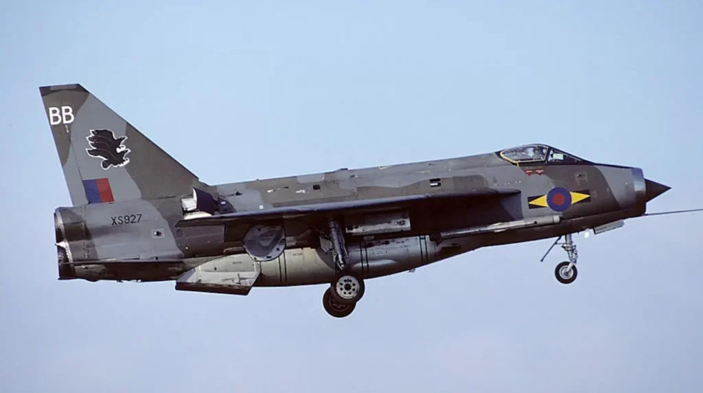 Un caccia intercettore supersonico English Electric Lightning F.6 (matricola XS927) del No. 11 Squadron della RAF in fase di atterraggio. (Foto: Airliners)