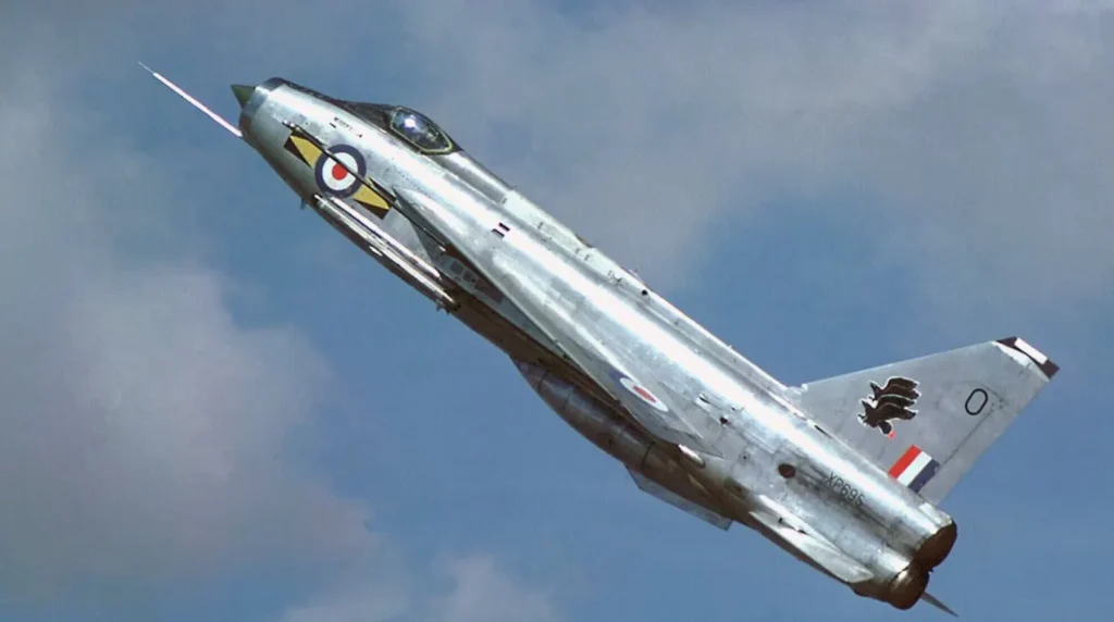 Esemplare metallico di English Electric Lightning F.3 (Serial XP695) appartenente al No. 11 Squadron della RAF, ritratto durante una manifestazione aerea nel 1976. Fonte: Stuart Freer via Touchdown Aviation.