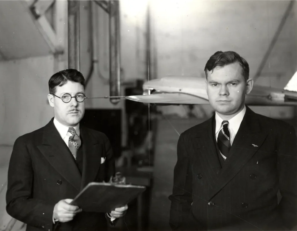 I professori di ingegneria Edward Stalker (a sinistra) e Milton Thompson nella galleria del vento dell'Università del Montana nel 1938.
Immagine: Archivio immagini della Bentley Historical Library