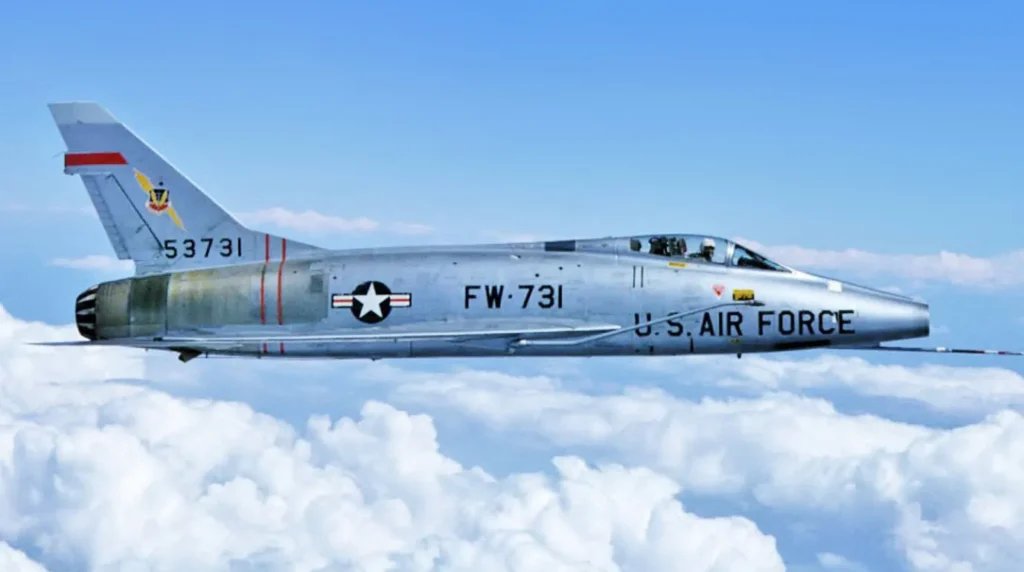 North American F-100 Super Sabre in volo sopra le nuvole piani di coda bassi