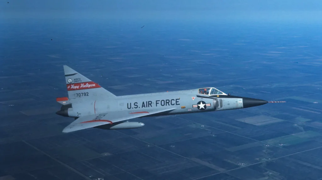 Convair F-102 Delta Dagger Happy Hooligans vista ala triangolare a delta