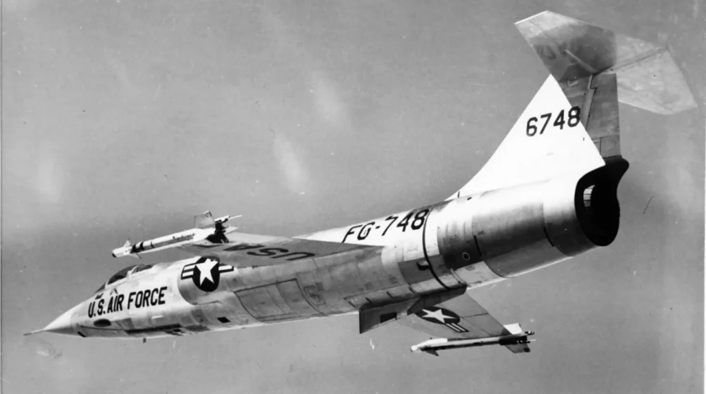 Lockheed F-104 Starfighter in volo vista piani di coda a T stallo profondo deep stall