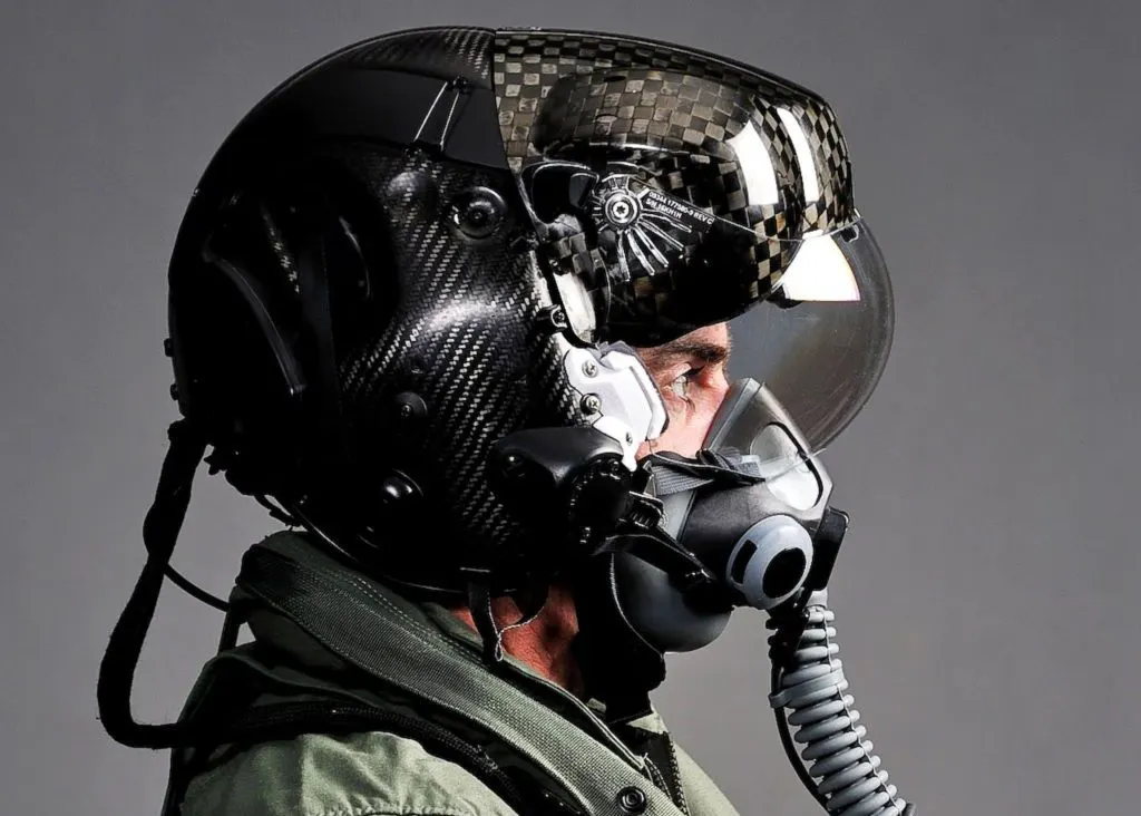 casco avanzato hmds f-35 in fibra di carbonio con visiera e maschera di ossigeno visto di profilo