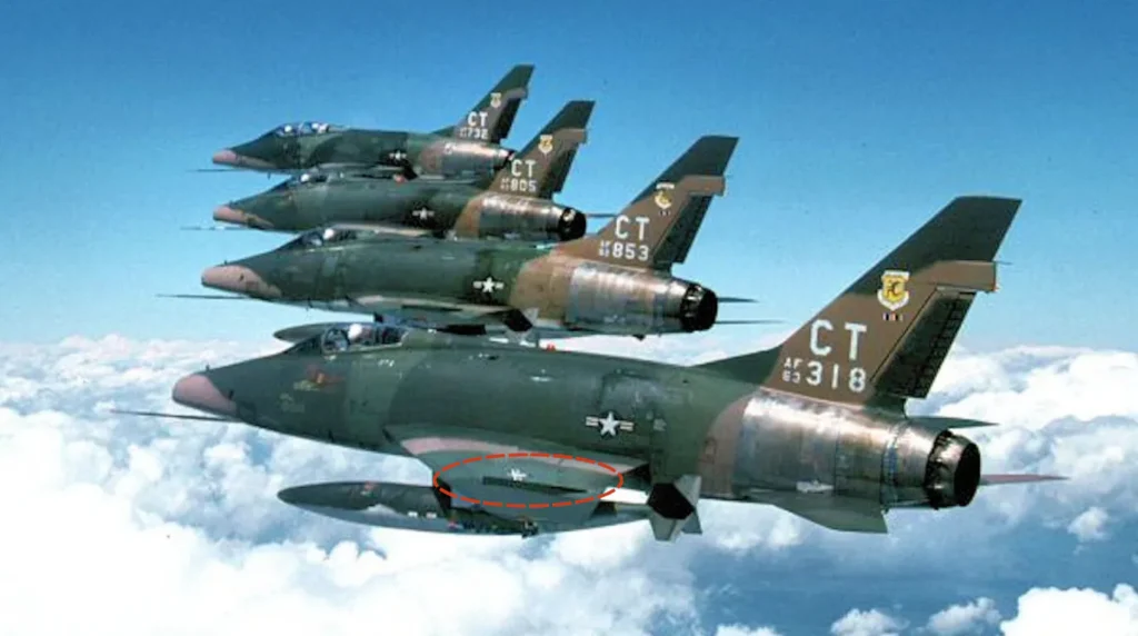 Formazione North American F-100D Super Sabre in volo alette di flusso wing fences cerchio rosso