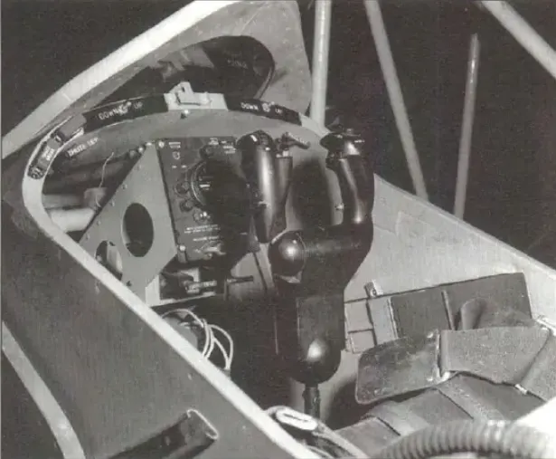 Mockup del sistema di controllo del tiro Hughes MA-1 all'interno del simulacro della cabina di pilotaggio dell'XF-103.