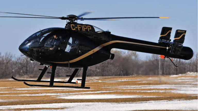 Elicottero MD 520N in volo stazionario che mostra il trave di coda cilindrico con tecnologia NOTAR senza rotore di coda.