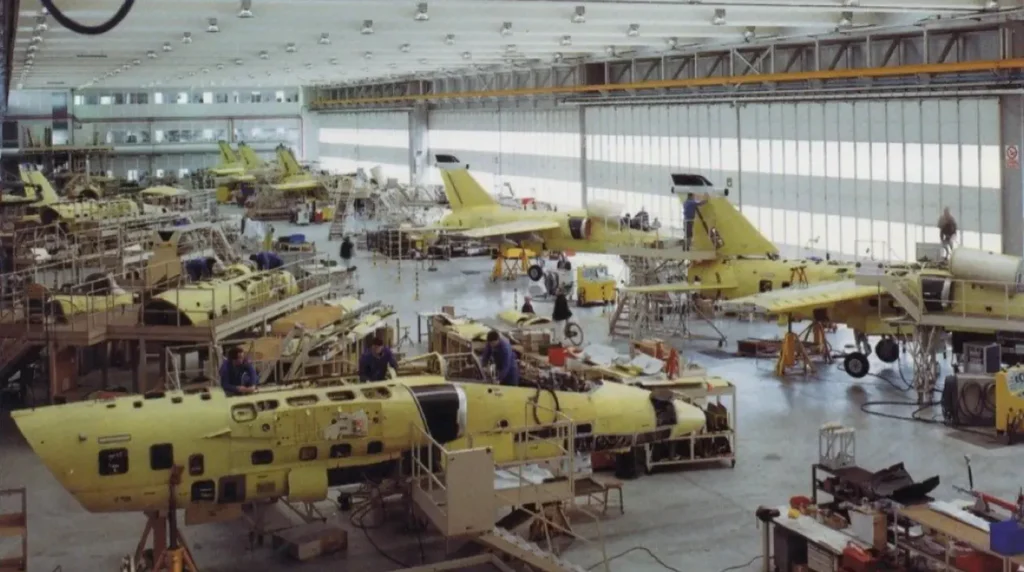 Linea di assemblaggio finale dell'AMX nello stabilimento di Aeritalia (dalla fine 1990 "Alenia Aerospazio") a Torino