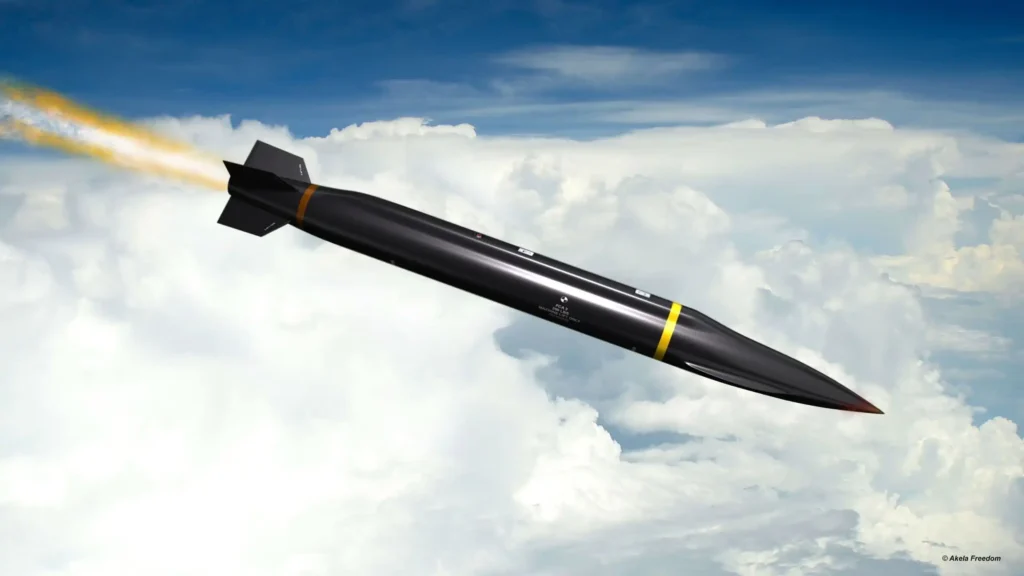Il missile ipersonico Mako in fase di spinta. Sviluppato per soddisfare i requisiti del programma Stand-In Attack Weapon (SiAW) della US Air Force, l'armamento promette di superare la velocità di Mach 5 mantenendo la compatibilità con le stive interne degli F-35.