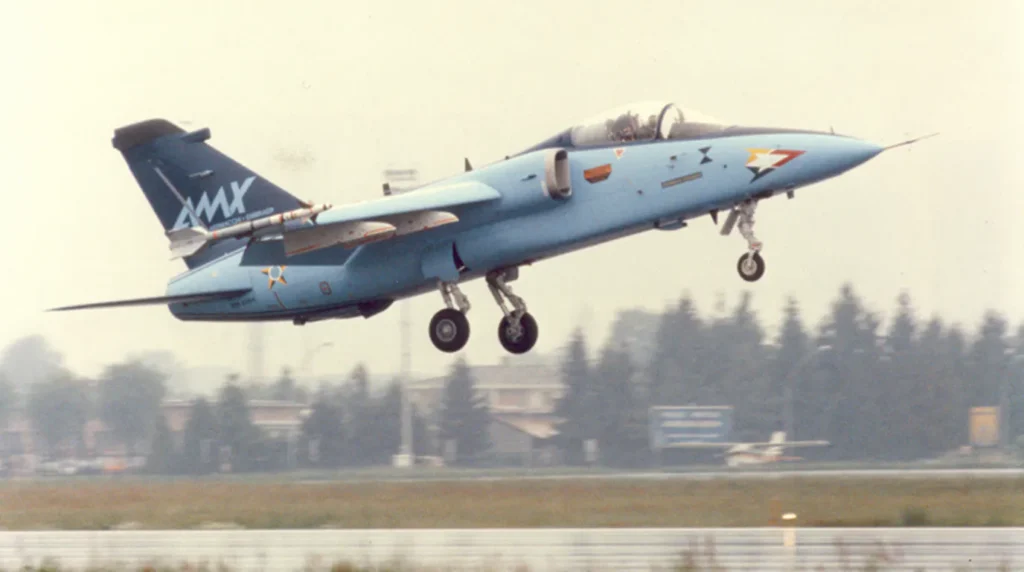 Il primo prototipo brasiliano del caccia AMX (YA-1 numero di serie 4200) costruito da Embraer ripreso durante la fase di decollo o atterraggio sulla pista.