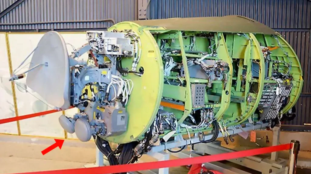 Il sistema Texas Instruments/Raytheon AN/APQ-110 dell'F-111 che comprendeva due antenne quì segnate con la freccia in rosso, questo è il TFR dell'F-111.