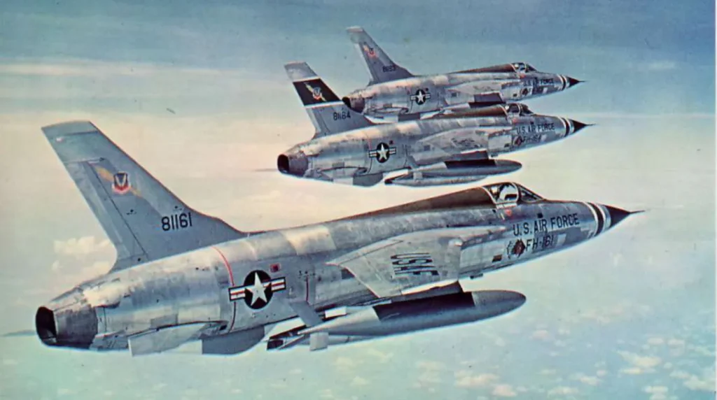 Formazione Republic F-105 Thunderchief in volo vista piani di coda bassi stabilità alare