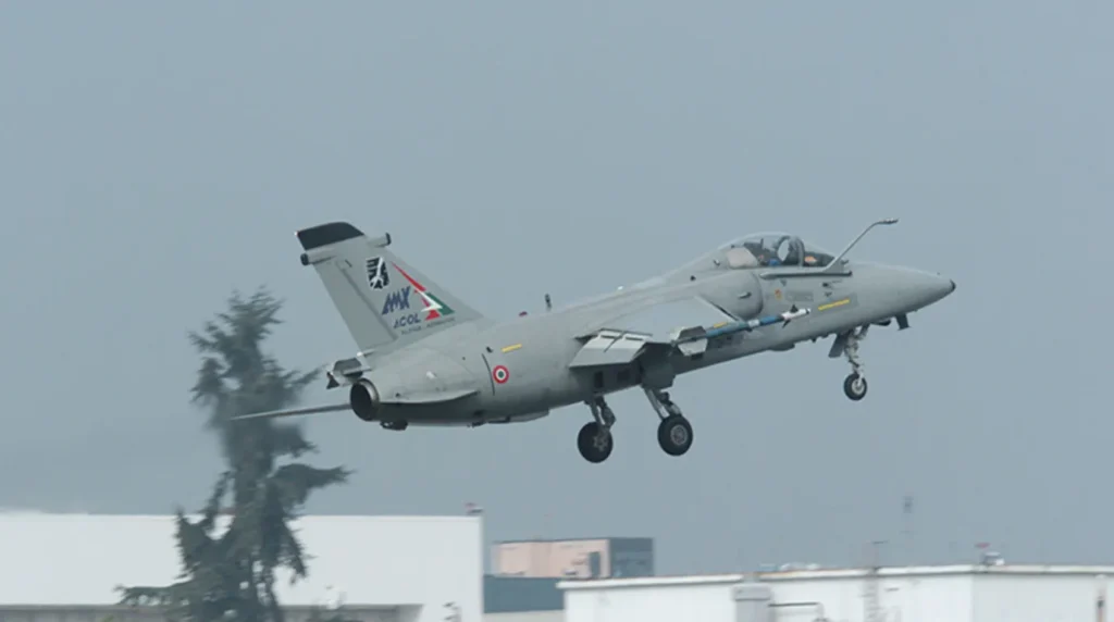 Un caccia bombardiere biposto AMX dell'Aeronautica Militare Italiana con livrea celebrativa ACOL
