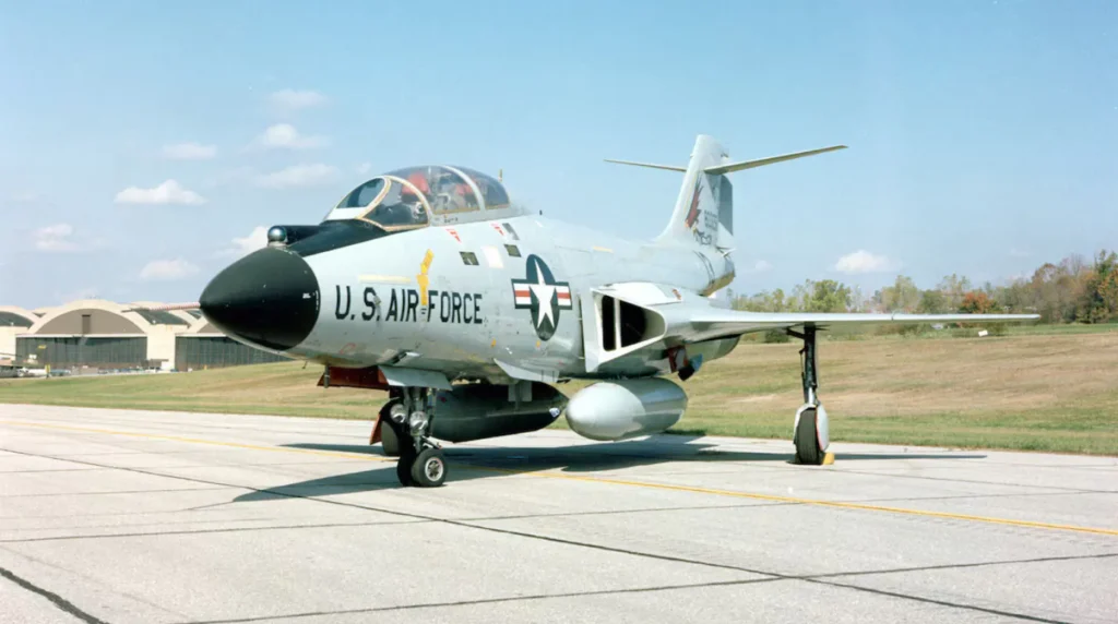 McDonnell F-101 Voodoo a terra vista piani di coda alti a T e rischio deep stall