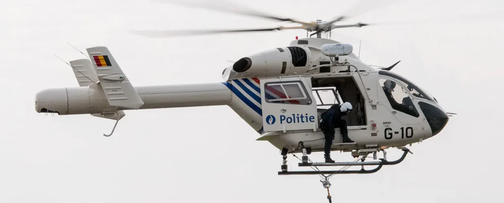 Elicottero MD Explorer della Polizia belga con sistema NOTAR senza rotore di coda durante un'operazione tattica.