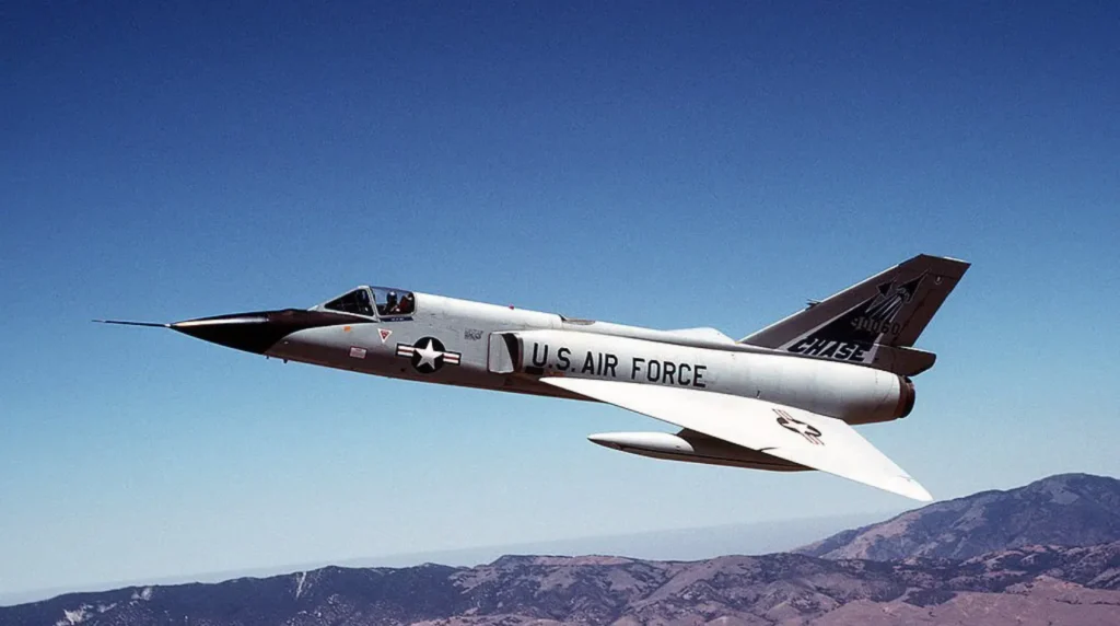 Convair F-106 Delta Dart in volo ala a delta senza piani di coda