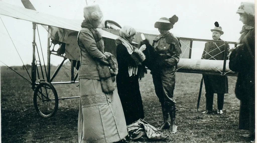 Harriet Quimby accanto al suo Blériot XI il giorno del suo storico volo (Foto: doverhistorian.com)