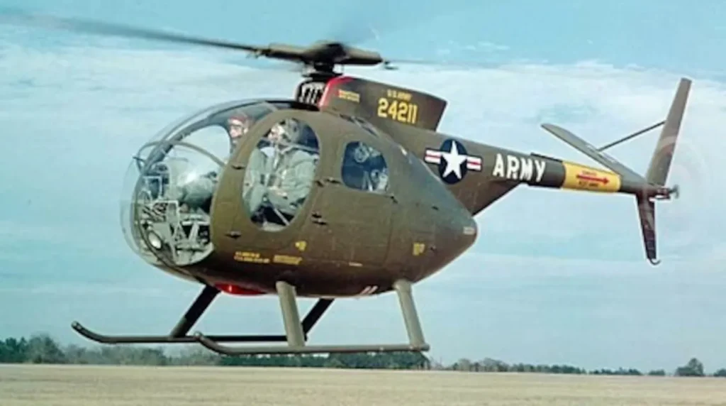 Elicottero militare Hughes OH-6A Cayuse dell'U.S. Army in volo con rotore di coda tradizionale.