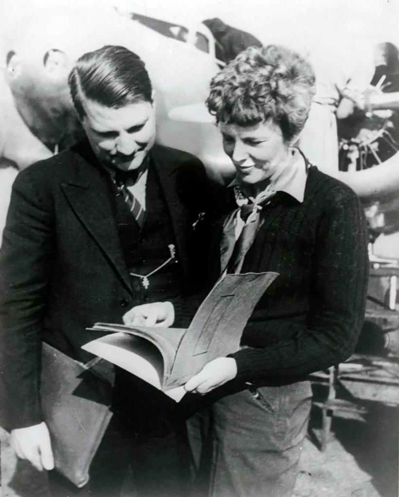 Questa foto storica ritrae la celebre aviatrice Amelia Earhart insieme al giovane ingegnere aeronautico Clarence "Kelly" Johnson nel 1937. I due si trovano davanti al Lockheed Model 10 Electra di Earhart, il bimotore con cui l'aviatrice avrebbe tentato il suo drammatico volo intorno al mondo proprio quell'anno.