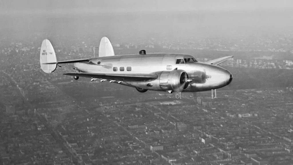 Il bimotore da trasporto passeggeri Lockheed Model 14 Super Electra in volo.