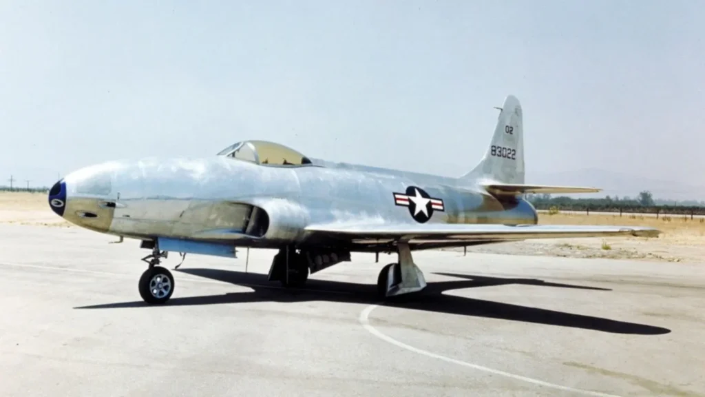 Il secondo prototipo Lockheed XP-80A Shooting Star seriale 44-83022 Silver Ghost in metallo a nudo sulla pista di volo.