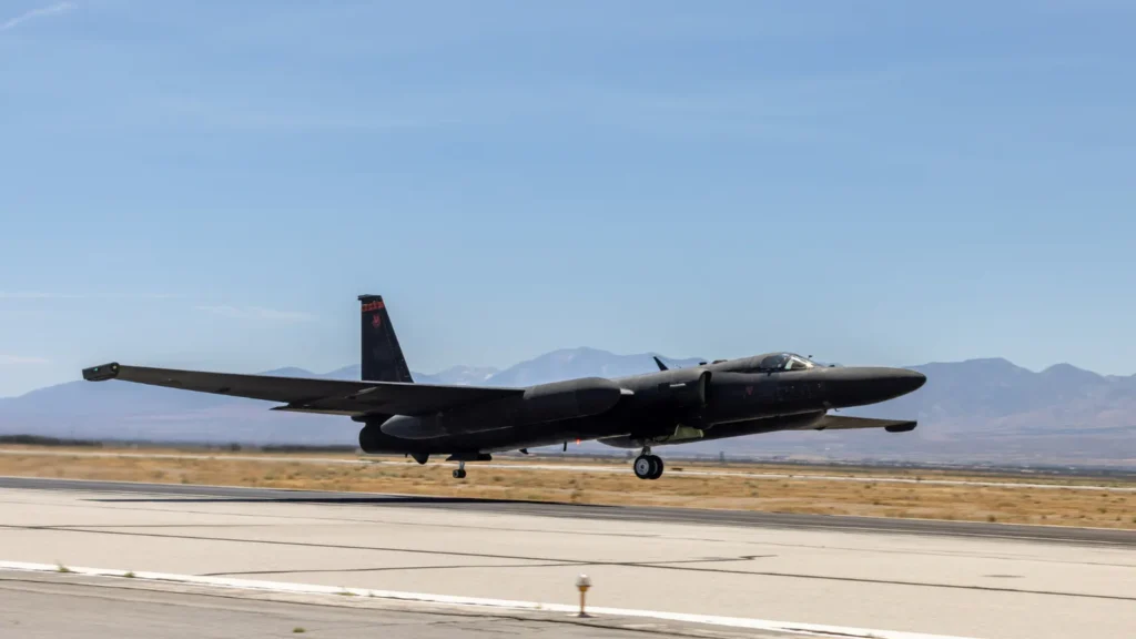 L aereo spia stratosferico Lockheed U-2S Dragon Lady mentre atterra sulla pista di volo con il carrello centrale.